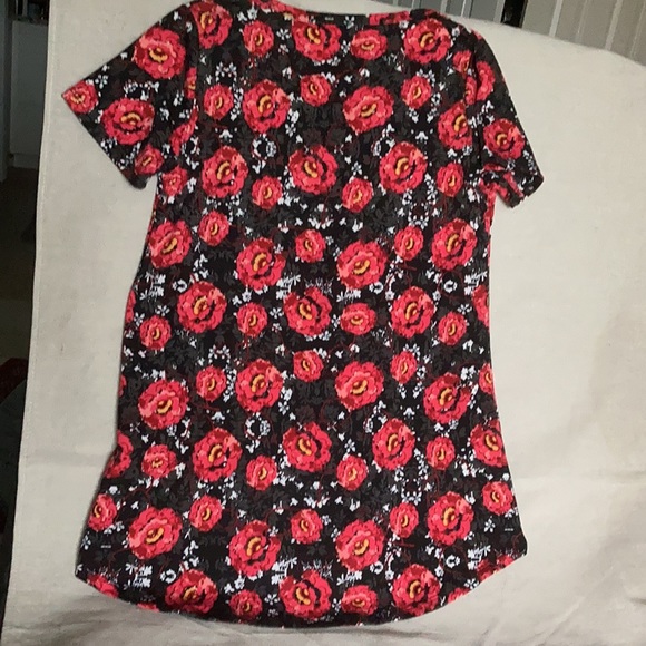 NWOT LuLaRoe classic tee - Picture 2 of 3